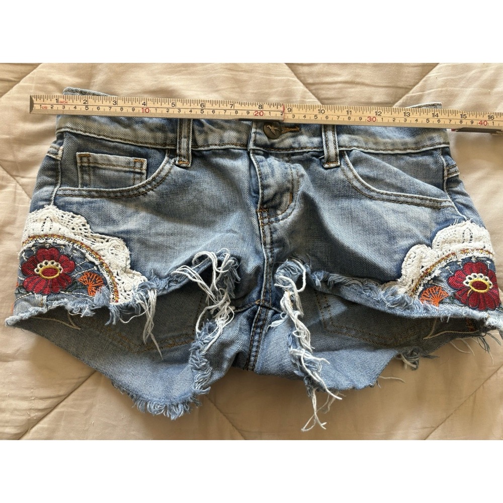 Others Follow Denim Cut Off Booty Floral Embroidered Crochet Shorts Size 25 - Picture 8 of 9
